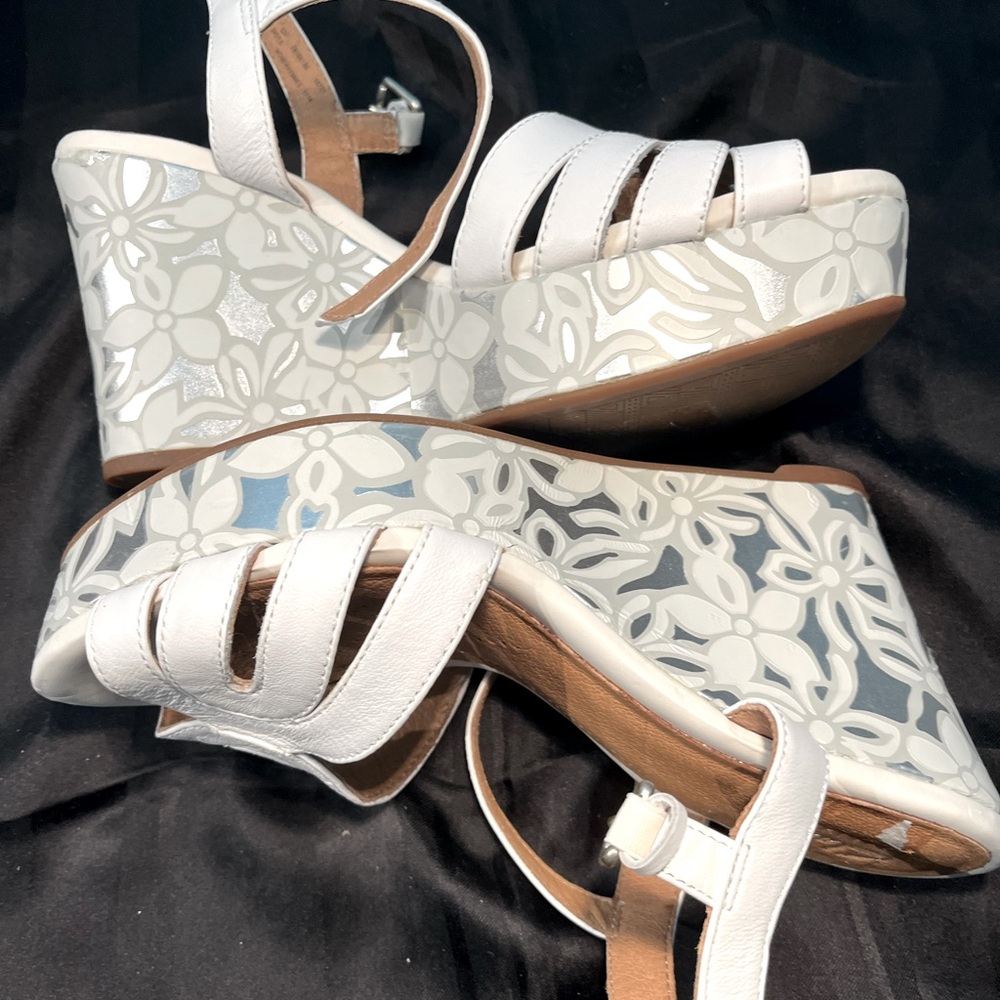 Clark’s gorgeous white and silver platform sandals 7